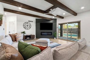 Smart-TV, peis, videospill og fotballspill