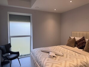 Tabla de planchar con plancha, wifi y ropa de cama