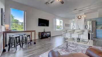 Televisión, chimenea y oficina