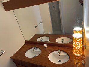 毛巾、肥皂、卫生纸