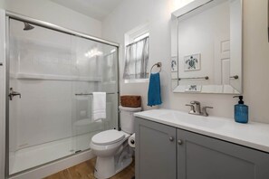Shower, hair dryer, towels - Private Newly Built ADU - Perfect for 2 (San Diego)
