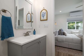 Shower, hair dryer, towels - Private Newly Built ADU - Perfect for 2 (San Diego)