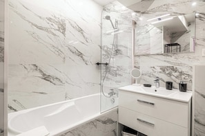 Apartment | Bathroom | Bathtub, hair dryer, towels, shampoo - Cozy apt in the Heart of Cannes- Croisette/beaches (Cannes)