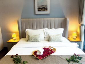 2 bedrooms, iron/ironing board, internet, bed sheets