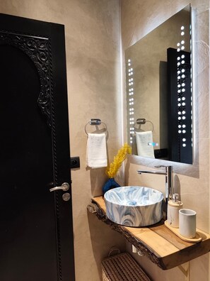 Shower, hair dryer, towels, soap - Cosy apartment with Pool and Parking in vibrant Marrakech (Marrakech)