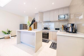 Mikrowelle, Ofen, Herdplatte, Geschirrspüler