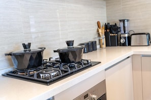 Microondas, horno, parrilla de estufa y lavavajillas