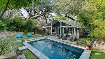 Piscina all'aperto, una piscina riscaldata