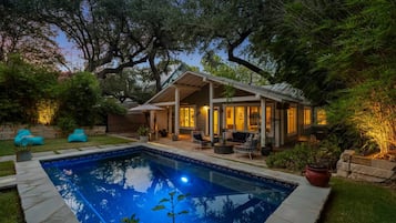 Piscina all'aperto, una piscina riscaldata