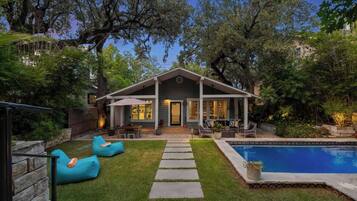 Een buitenzwembad en een verwarmd zwembad