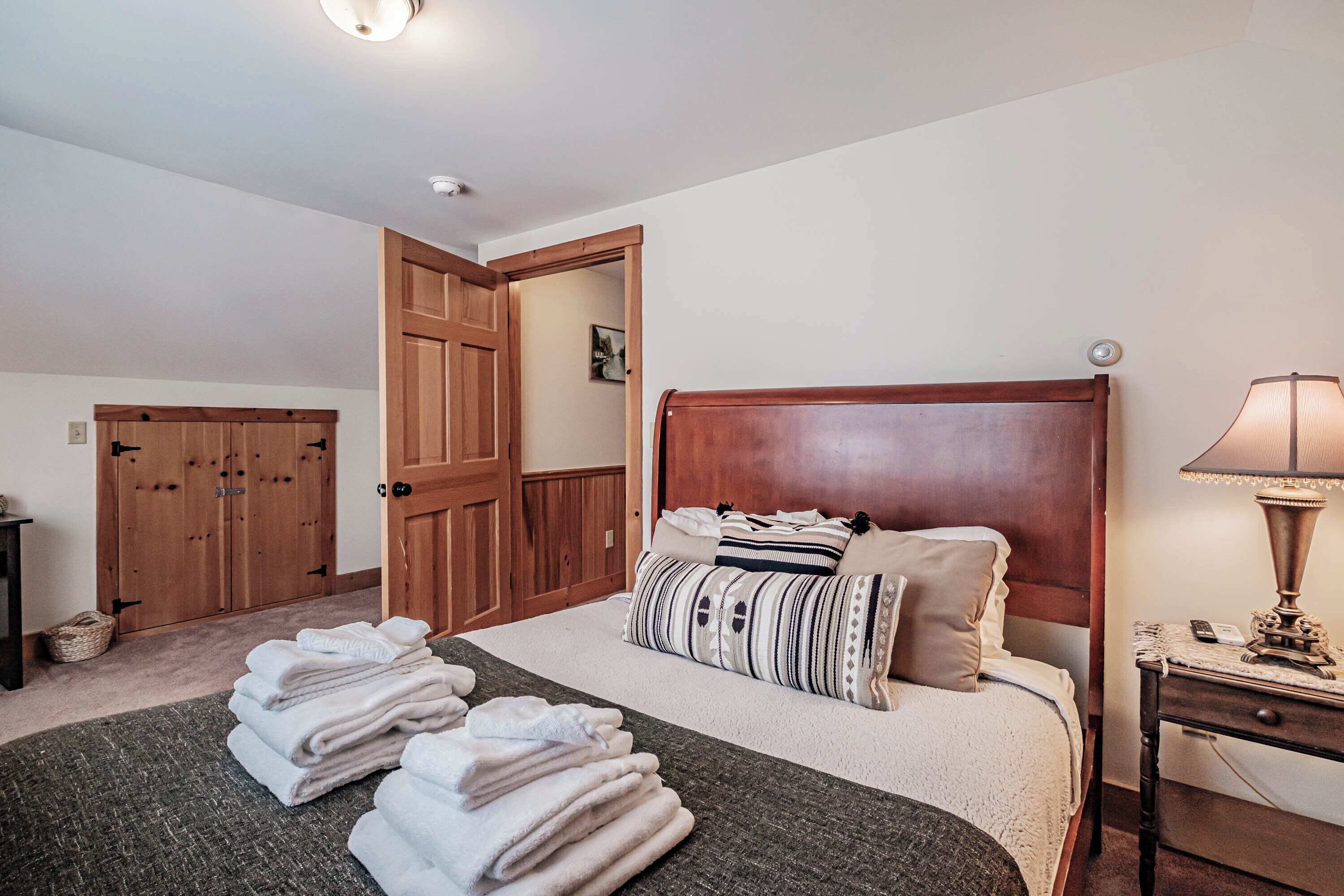 3 chambres, bureau, fer et planche à repasser, lit parapluie