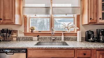 Kylskåp, mikrovågsugn, ugn och spishäll