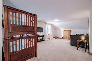 3 bedrooms, desk, iron/ironing board, travel cot
