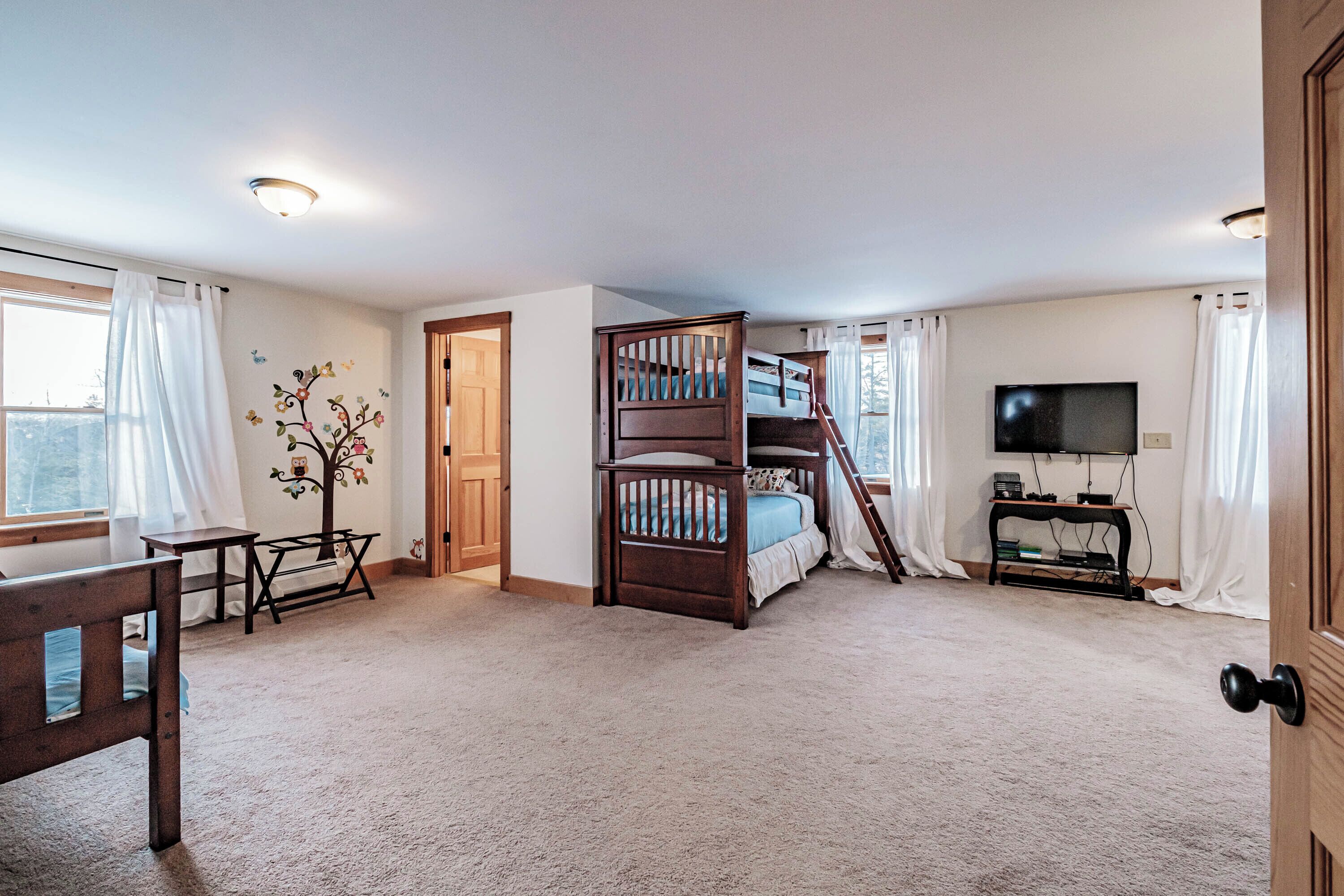 3 makuuhuonetta, työpöytä, silitysrauta/-lauta, vauvan matkasänky