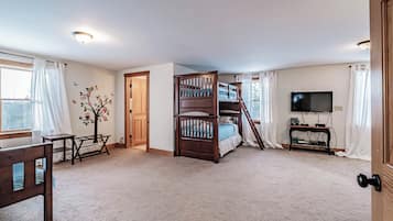 3 makuuhuonetta, työpöytä, silitysrauta/-lauta, vauvan matkasänky