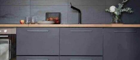 Een koelkast, een magnetron, een oven, een kookplaat