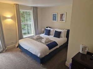 Casa, se aceptan mascotas, vista al jardín | Tabla de planchar con plancha, wifi gratis y ropa de cama