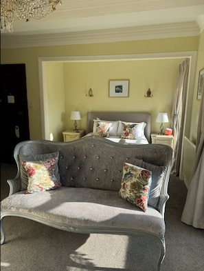 Hus - husdjur tillÄtna - utsikt mot trÀdgÄrden | StrykjÀrn/strykbrÀda, gratis wi-fi och sÀngklÀder