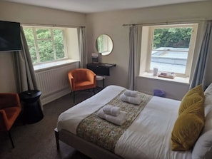 Hus - husdjur tillÄtna - utsikt mot trÀdgÄrden | StrykjÀrn/strykbrÀda, gratis wi-fi och sÀngklÀder