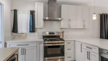 Frigorífic, microones, forn i placa de cuina