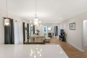 Interior - Pet Friendly, Modern, Mins to Retro Row & Beach (Long Beach)