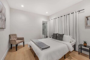 3 bedrooms, desk, iron/ironing board, WiFi - Pet Friendly, Modern, Mins to Retro Row & Beach (Long Beach)