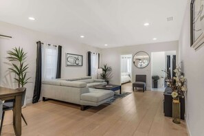 Una televisión, una oficina