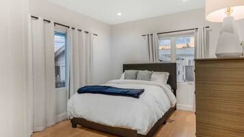 3 habitaciones, escritorio, tabla de planchar con plancha y wifi