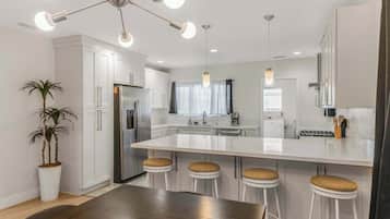 Frigorífic, microones, forn i placa de cuina