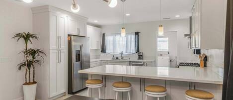 Réfrigérateur, four à micro-ondes, un four, surface de cuisson