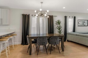 Dining - Pet Friendly, Modern, Mins to Retro Row & Beach (Long Beach)