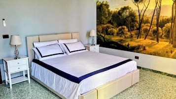 Tabla de planchar con plancha, wifi gratis, ropa de cama