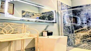 Shower, hair dryer, bidet, towels