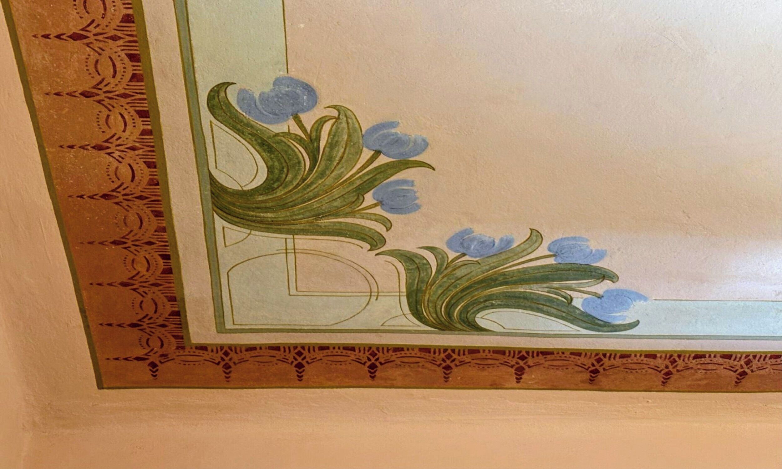 Un techo decorativo con motivos florales y diseños geométricos.