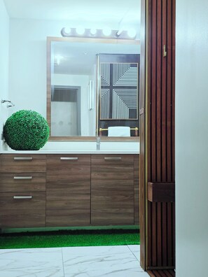 Hair dryer, towels, soap, toilet paper - Romantic Blue Retreat. 1b 1b trendy loft with lux skyline views + Free Parking (Dallas)