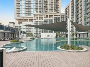 Pool - Spacious 2BR in The Crest with pool and gym (Dubai)