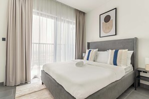 Iron/ironing board, travel cot, WiFi, bed sheets - Spacious 2BR in The Crest with pool and gym (Dubai)