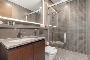 Shower, hair dryer, towels, shampoo - Spacious 2BR in The Crest with pool and gym (Dubai)