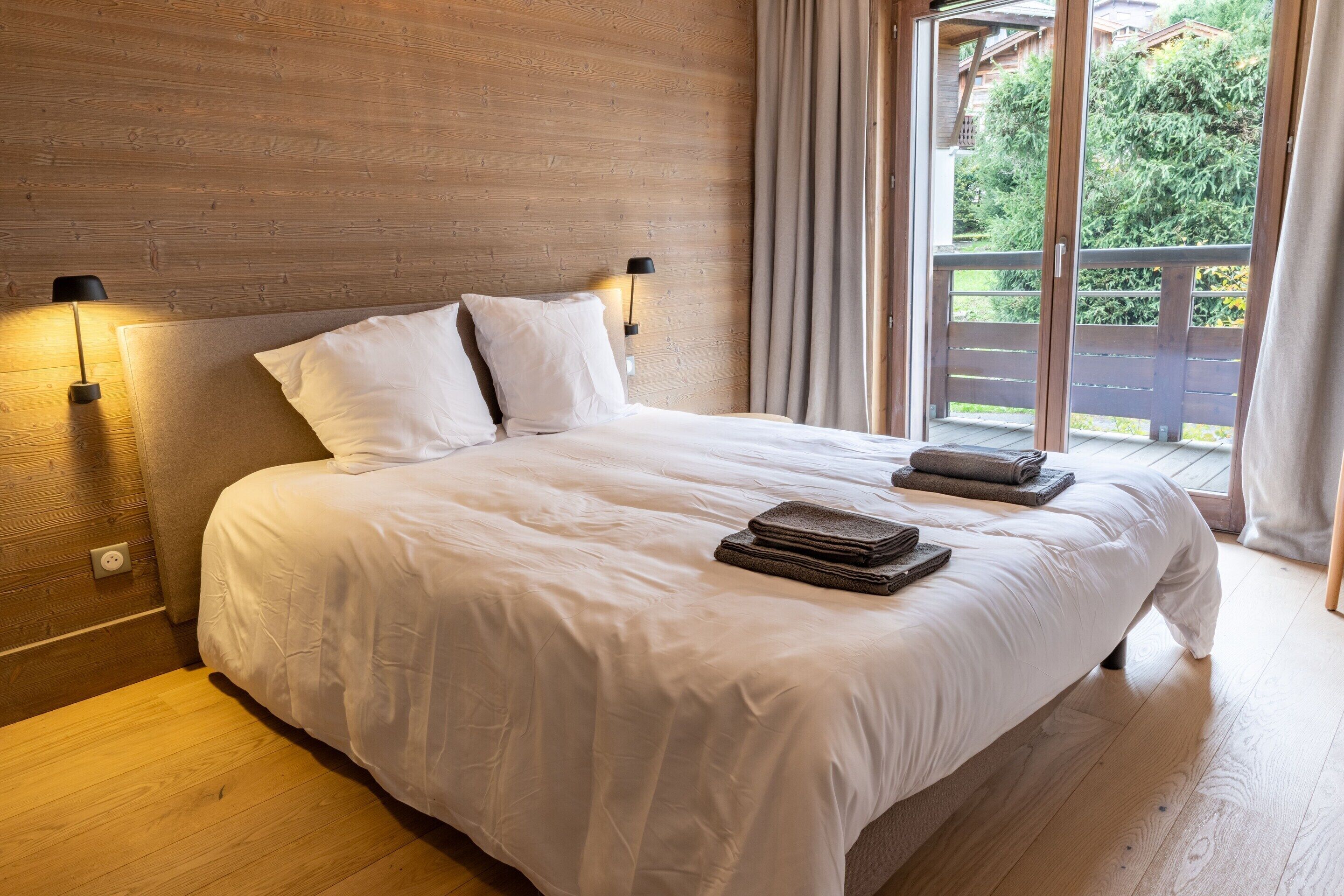 2 bedrooms, laptop workspace, iron/ironing board, bed sheets