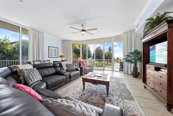 Condo Signature, 4 chambres, balcon, vue sur la baie | Salle de séjour | Téléviseur connecté de 50 po avec télévision numérique