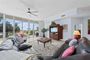 Signature-Apartment, 4 Schlafzimmer, Balkon, Buchtblick | Wohnzimmer | 50-Zoll-Smart-TV mit Digitalempfang