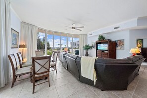 Condo Signature, 4 chambres, balcon, vue sur la baie | Salle de séjour | Téléviseur connecté de 50 po avec télévision numérique