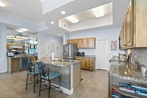 Signature Condo, 4 Bedrooms, Balcony, Bay View | Private kitchen
