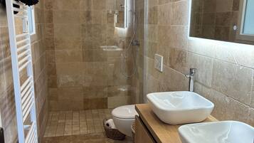 Regadera, secadora de cabello, toallas, papel de baño