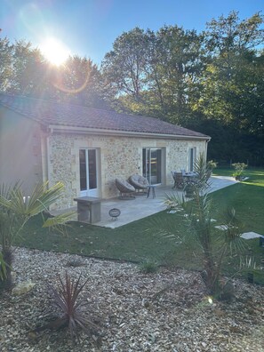 Outdoor dining - La Pierre Dorée - Private Jacuzzi - Romantic or family getaway Dordogne (Mauzac-et-Grand-Castang)