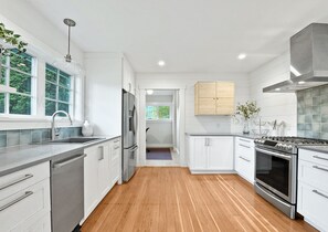 Een koelkast, een magnetron, een oven, een kookplaat