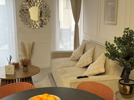 Interior. Confort & Charme - Apartment with Terrace in Grignols