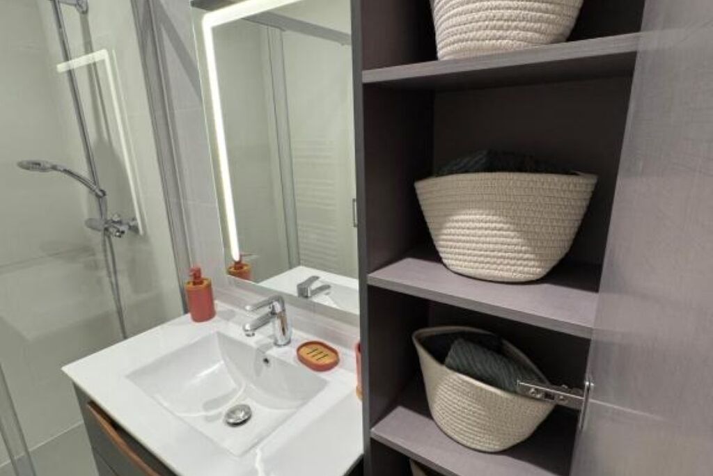 Douche, sèche-cheveux, serviettes fournies, savon