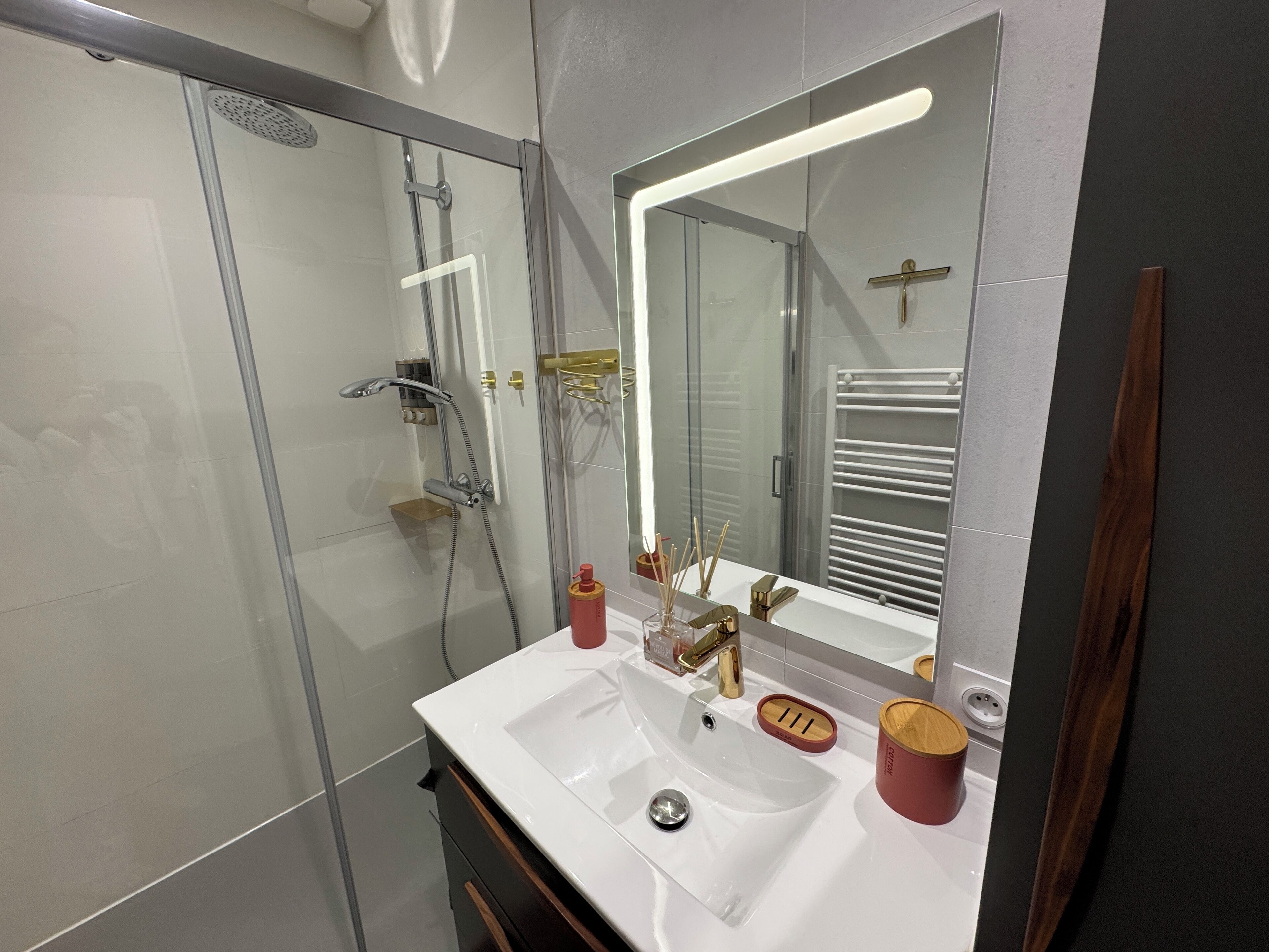 淋浴设施、吹风机、毛巾、肥皂