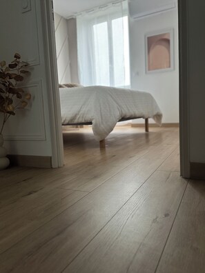 2 slaapkamers, een strijkplank/strijkijzer, reisbedje, gratis wifi